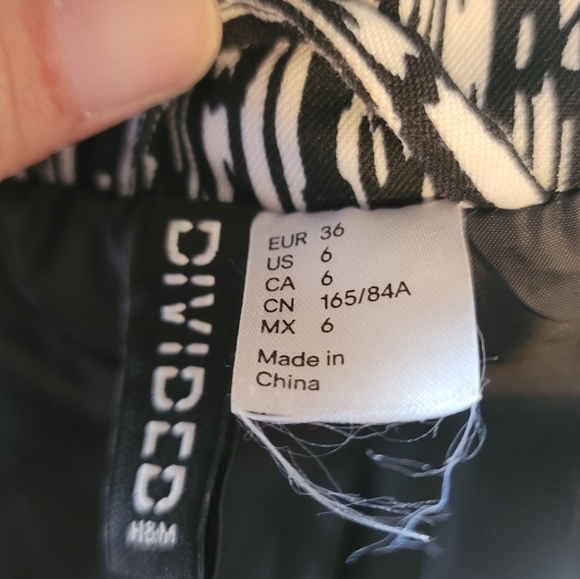 WOMEN'S H & M DIVIDED BLACK AND WHITE BLAZER SPLATTERED LOOK - Picture 7 of 7